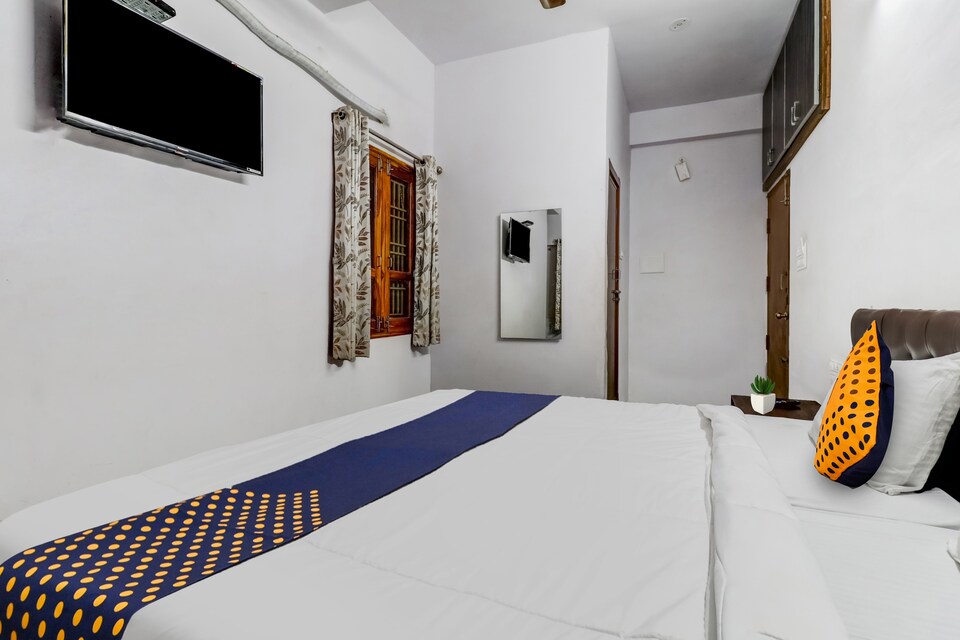 SPOT ON Hotel Lakshmi Nivas, Transit Tirupati, Tirupati
