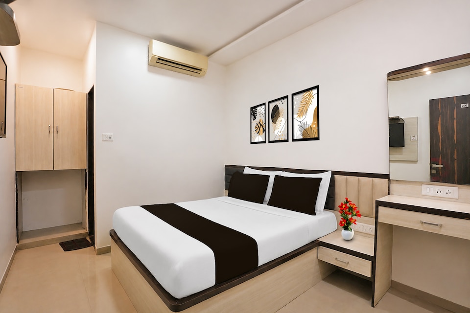 Collection O Kurla BKC Mumbai Formerly Golden Tuipz, Mumbai Sion-Kurla-Ghatkopar, Mumbai