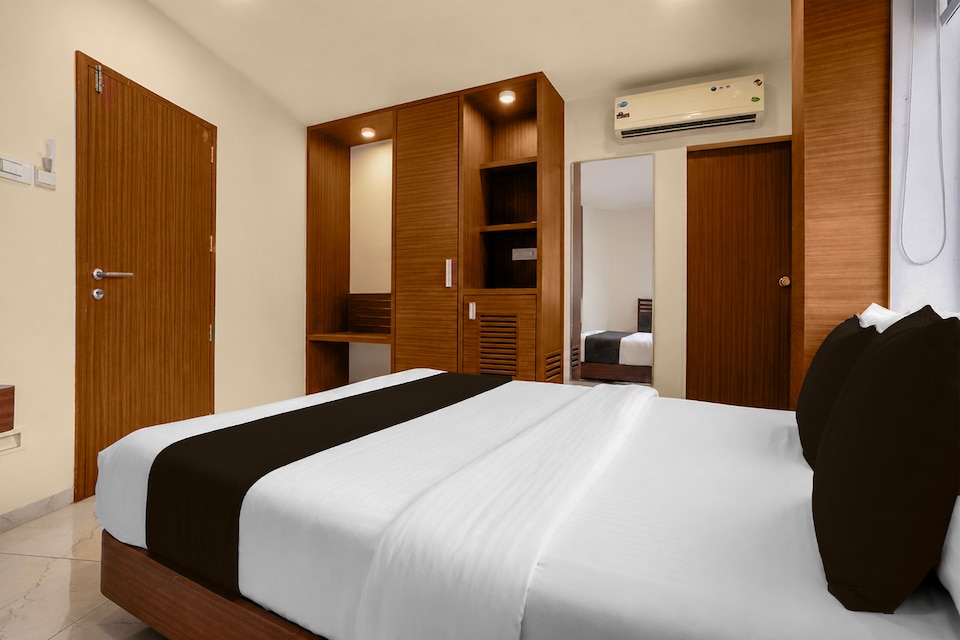 Super Townhouse Oak Central Bus Station Rajkot Formerly Simran Raghuveer, Race Course Rajkot, Rajkot