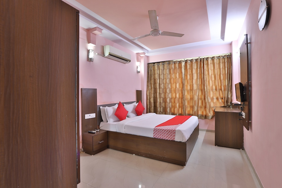 OYO 949 Hotel Malhar INN, SG Highway Ahmedabad, Ahmedabad