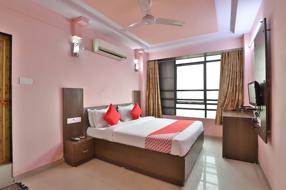 OYO 949 Hotel Malhar INN, SG Highway Ahmedabad, Ahmedabad
