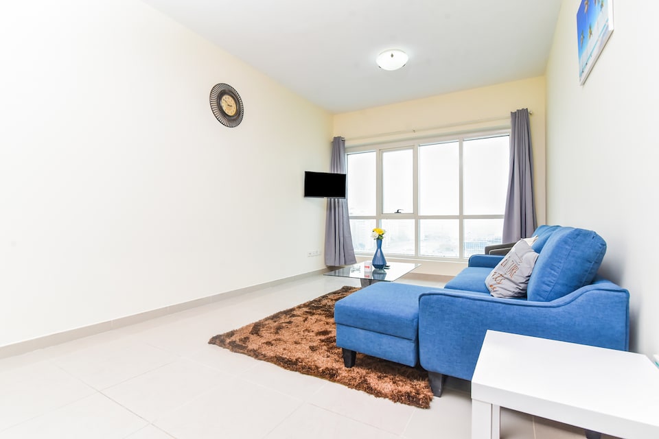 OYO 544 Home 2606 global lake view tower, Dubai Marina, Dubai