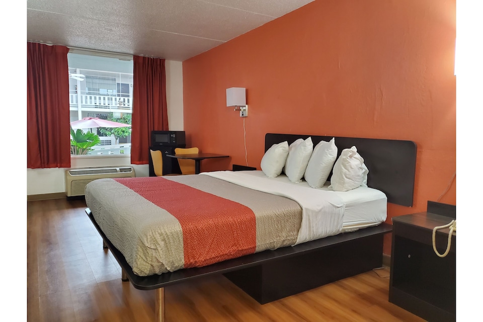 OYO Hotel Sweetwater TN West, Sweetwater TN, Sweetwater TN