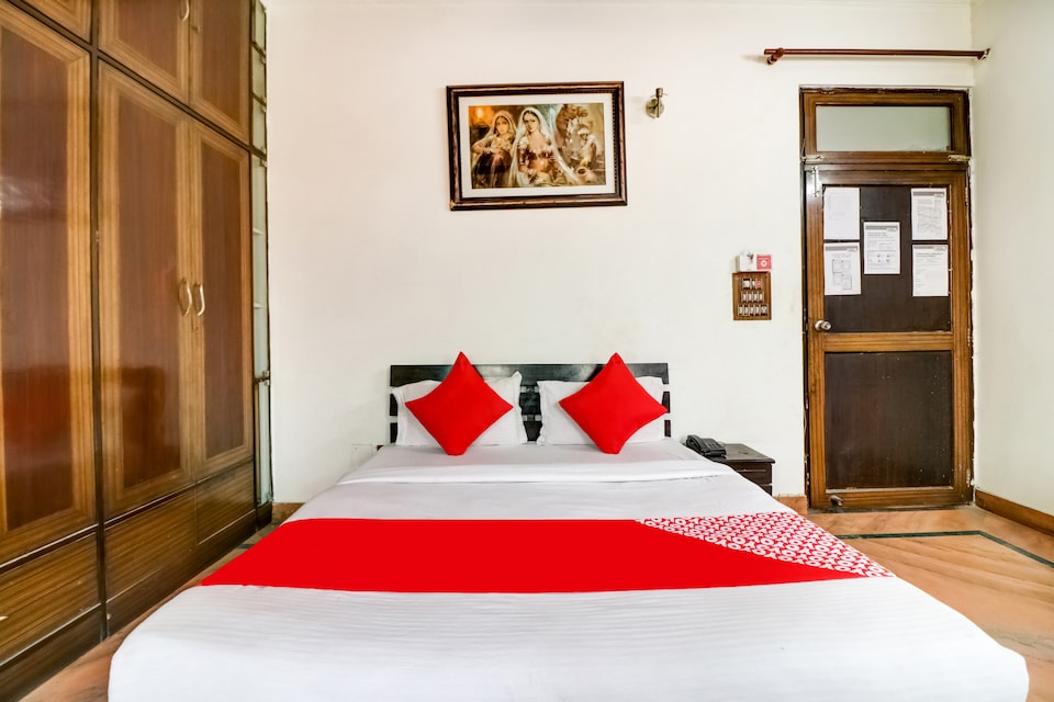 OYO Prime Residency Near Chhatarpur Metro Station, South Delhi East, Delhi