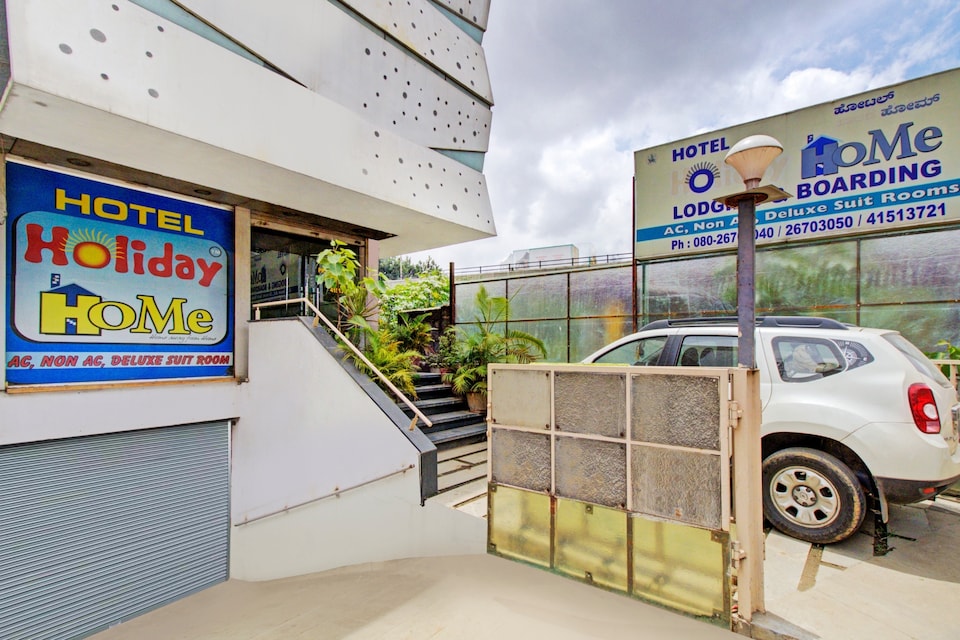 OYO 74589 Holiday Home, Majestic Bangalore, Bangalore