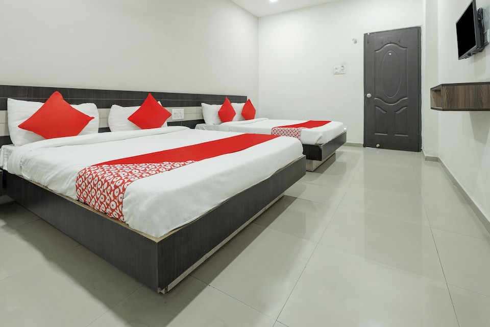OYO Hotel Rajmandir, Airport Surat, Surat