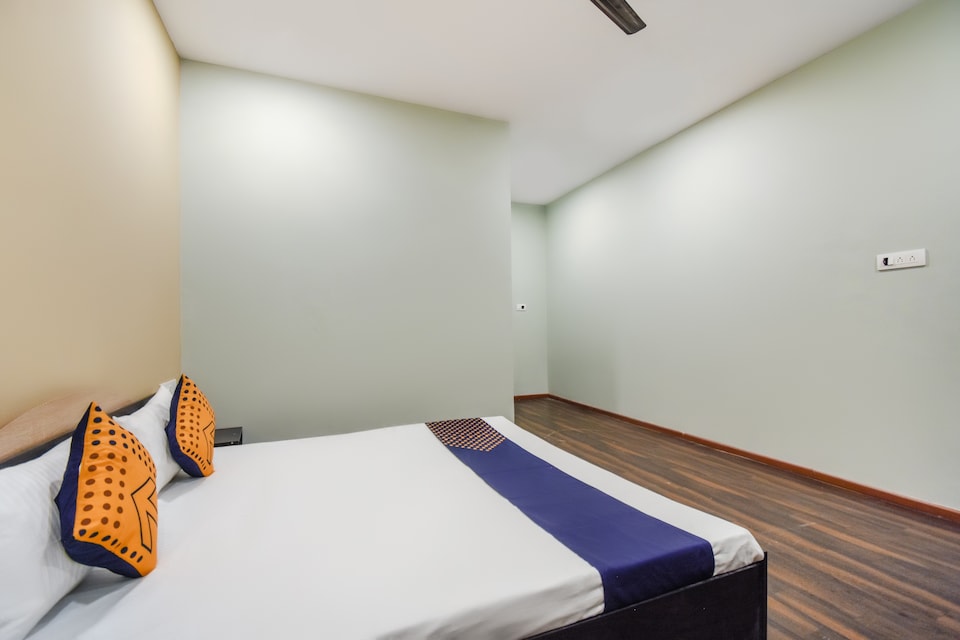 SPOT ON Dalhousie Guest House Near Howrah Bridge, Sealdah Kolkata, Kolkata