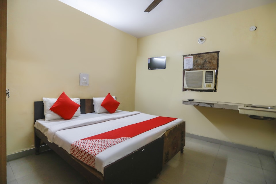 OYO 74693 Jmd Guest House, Noida Expressway SEZ, Noida