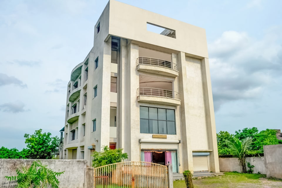 SPOT ON Hotel Golden Plaza, Paratwada, Amravati