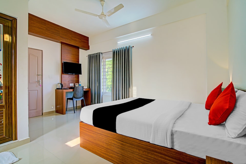 Capital O 74715 Phoenix Holidays, Edapally Kochi, Kochi