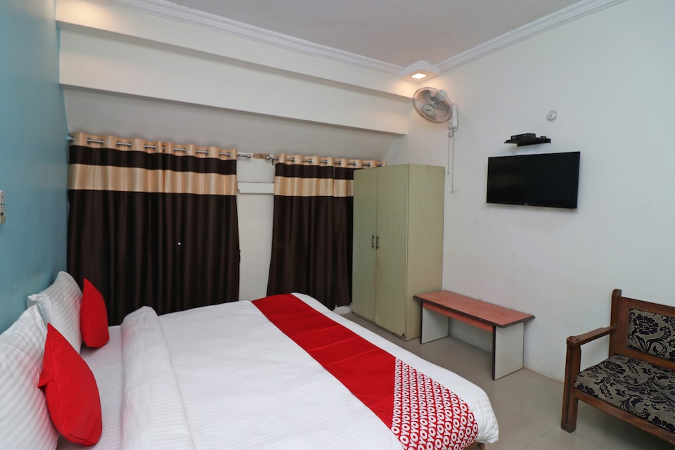 OYO Flagship 19301 Mezbaan International Naka Hindola, Hazratganj Lucknow, Lucknow