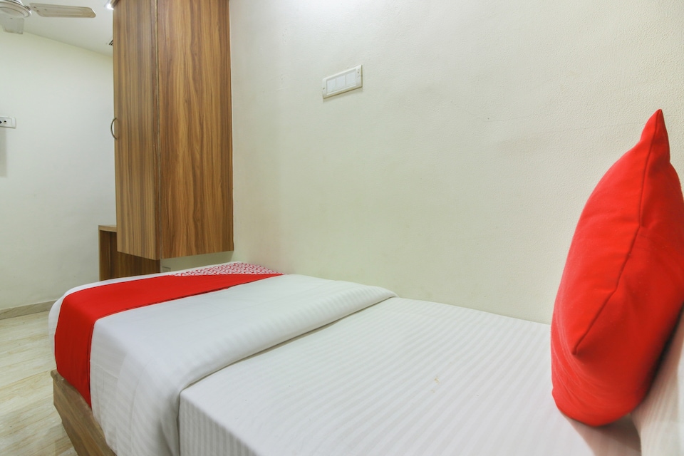 OYO 74718 Decent Guest House, Mumbai Sion-Kurla-Ghatkopar, Mumbai