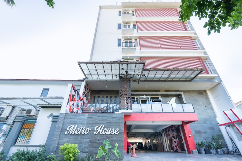 OYO Flagship 3869 Metro House Sub, Dukuh Pakis, Surabaya
