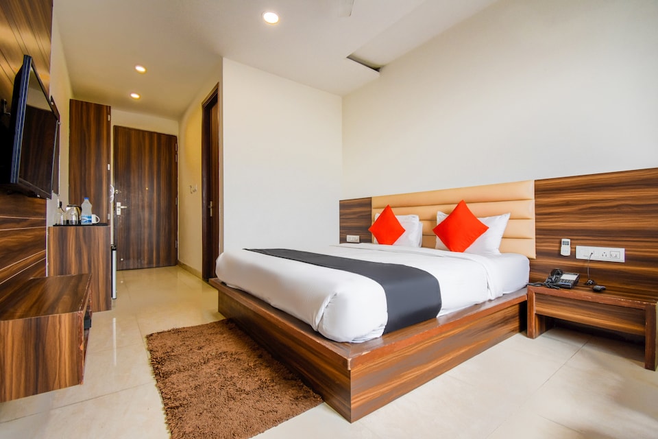 Capital O 74830 Hotel Feather, Queens Road Amritsar, Amritsar