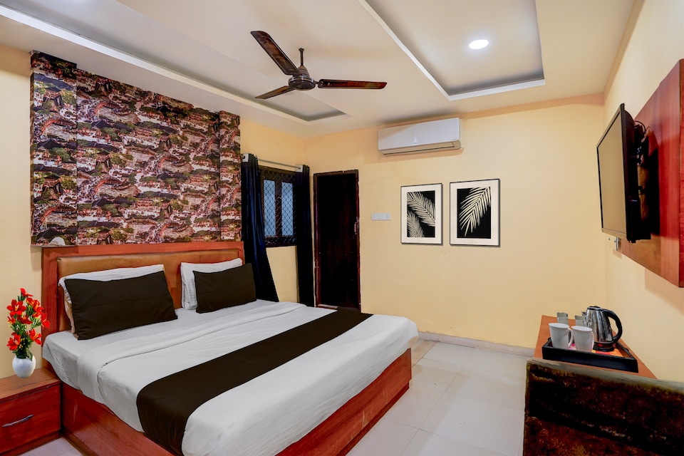 Super OYO Collection O BHU Road Varanasi Formerly Hotel Swarna Banquet, Lanka, Varanasi