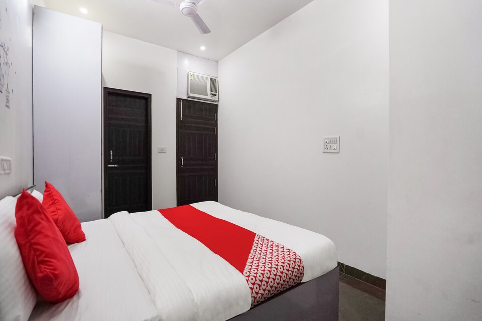OYO 74895 Silver Stone, Pitampura - Rohini Delhi, Delhi