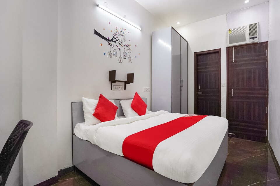 OYO 74895 Silver Stone, Pitampura - Rohini Delhi, Delhi