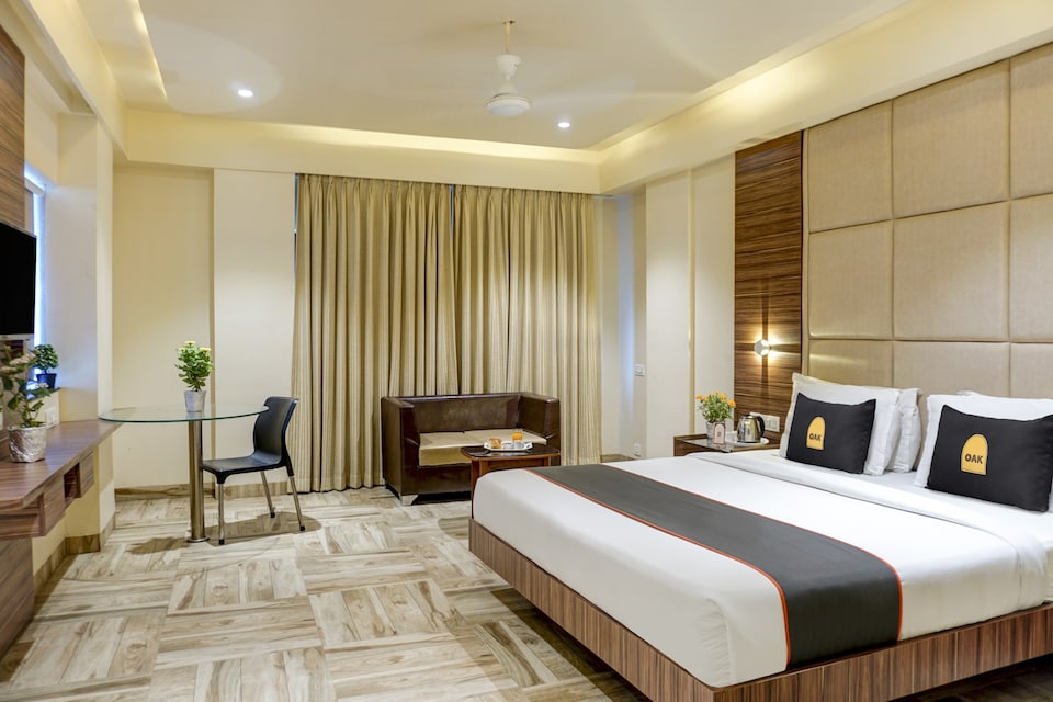 Townhouse OAK Classic Grande, Pune Camp, Pune