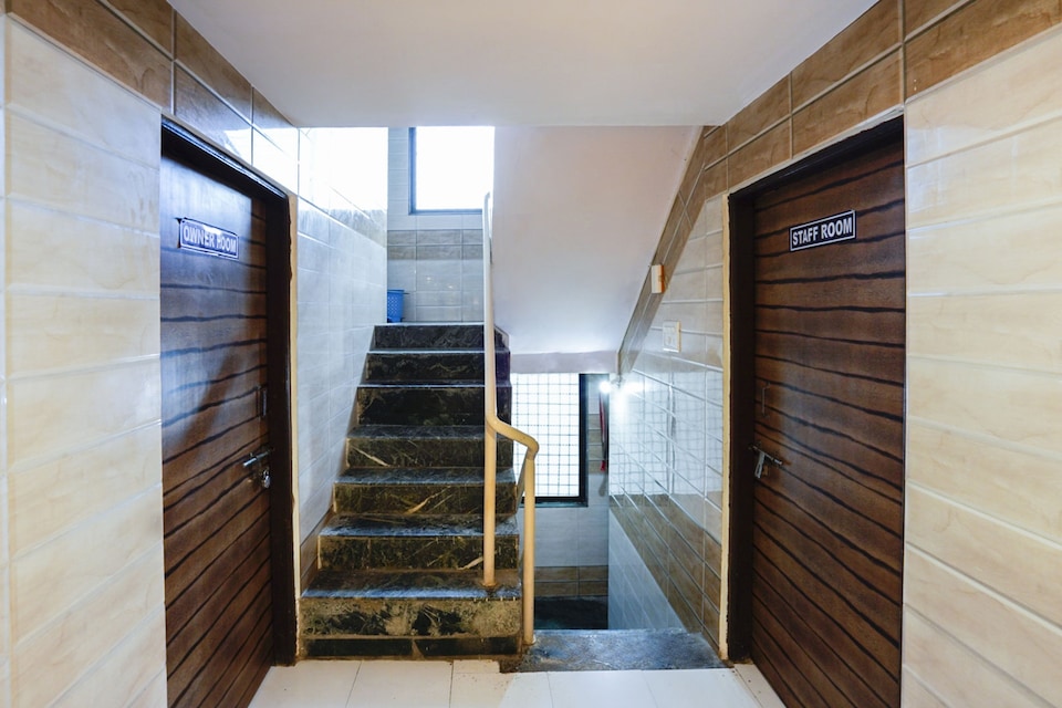 OYO 74977 Dipesh Lodge, Mumbai-Kalwa-Mumbra-Shilphata, Mumbai