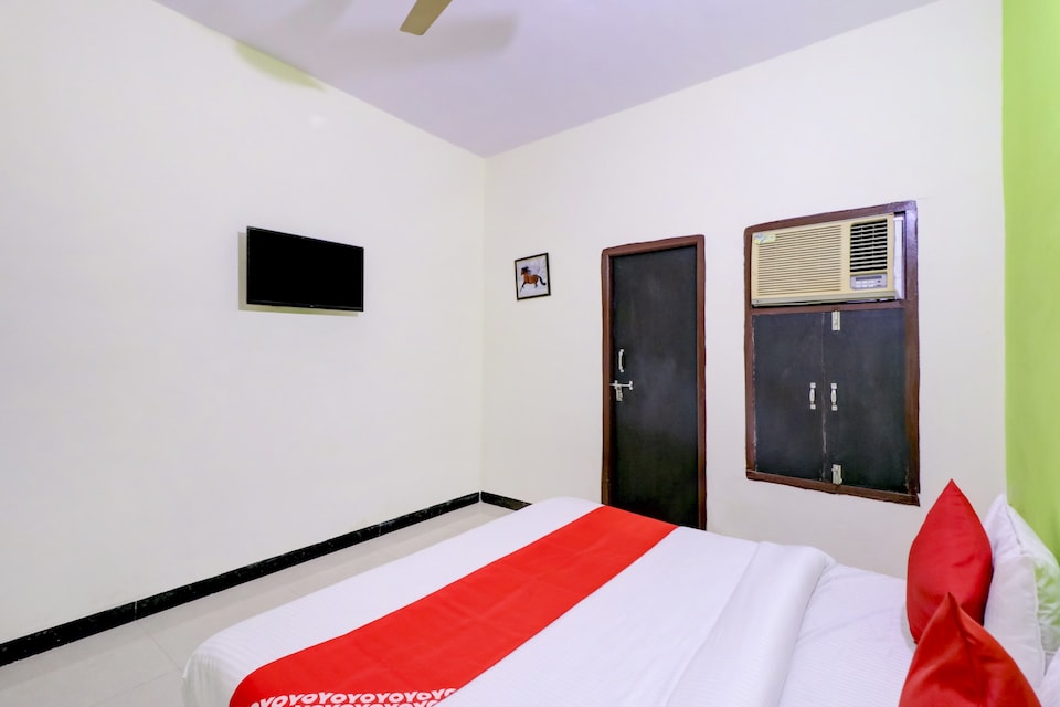 OYO 75016 Hotel Dezire, G L A University Vrindavan, Vrindavan