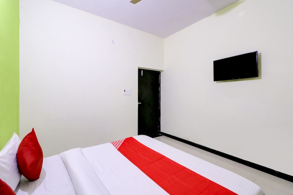 OYO 75016 Hotel Dezire, G L A University Vrindavan, Vrindavan