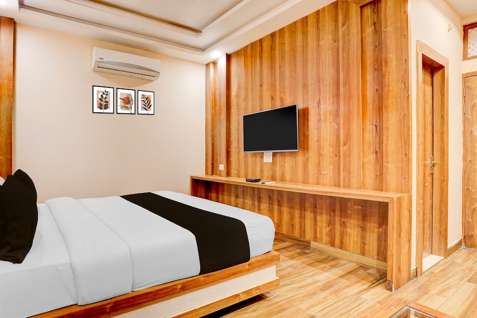 Super Townhouse Oak Dehradun Court Formerly GK Residency, Dehradun Railway Station, देहरादून