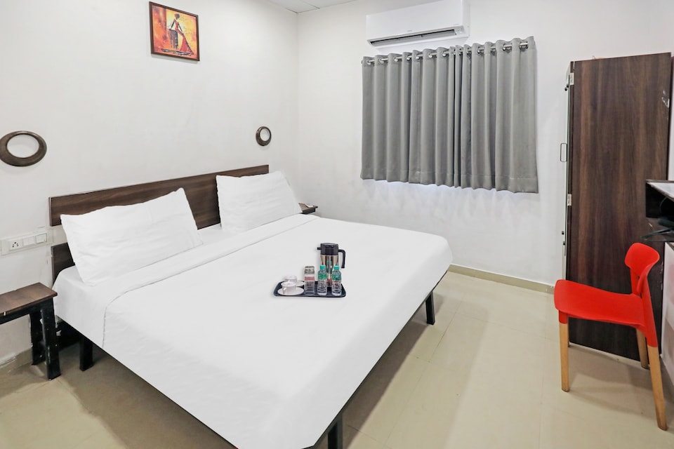 OYO Townhouse 427 Gokul Solitaire Vip Rd, Airport Surat, Surat