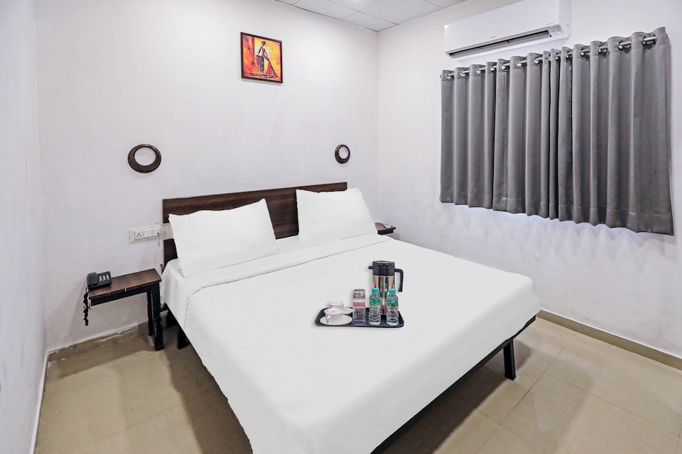 OYO Townhouse 427 Gokul Solitaire Vip Rd, Airport Surat, Surat