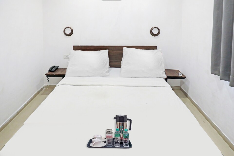 OYO Townhouse 427 Gokul Solitaire Vip Rd, Airport Surat, Surat