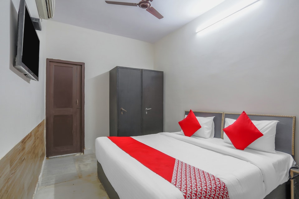 OYO Flagship 75152 Hello Stay, Noida Industrial Area Mamura, Noida