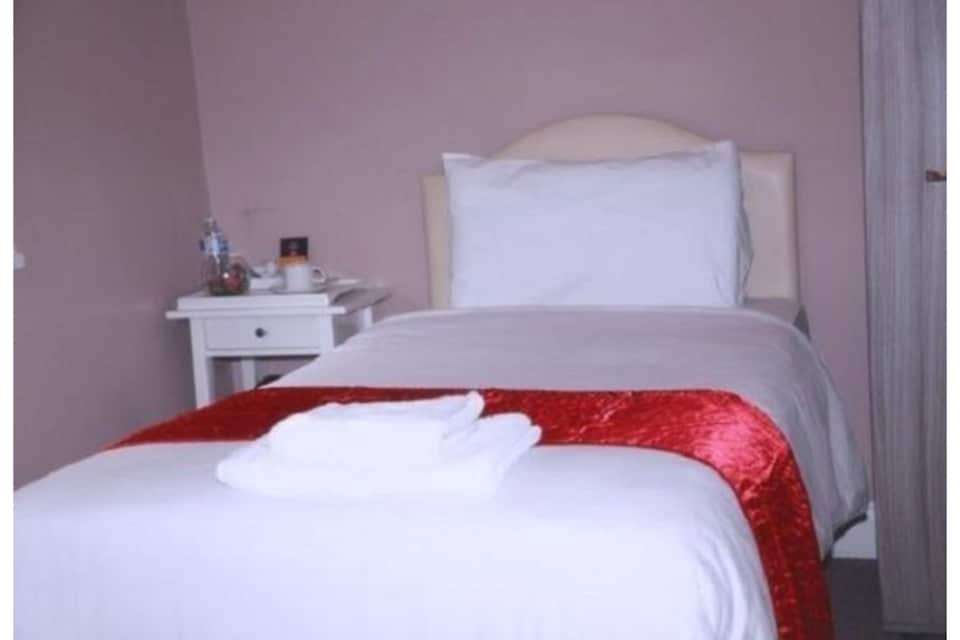 OYO Hampton Court Hotel, KT8, Esher