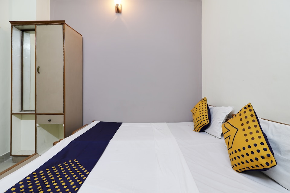 SPOT ON 75242 West Inn Lodge, Abids-Nampally, Hyderabad