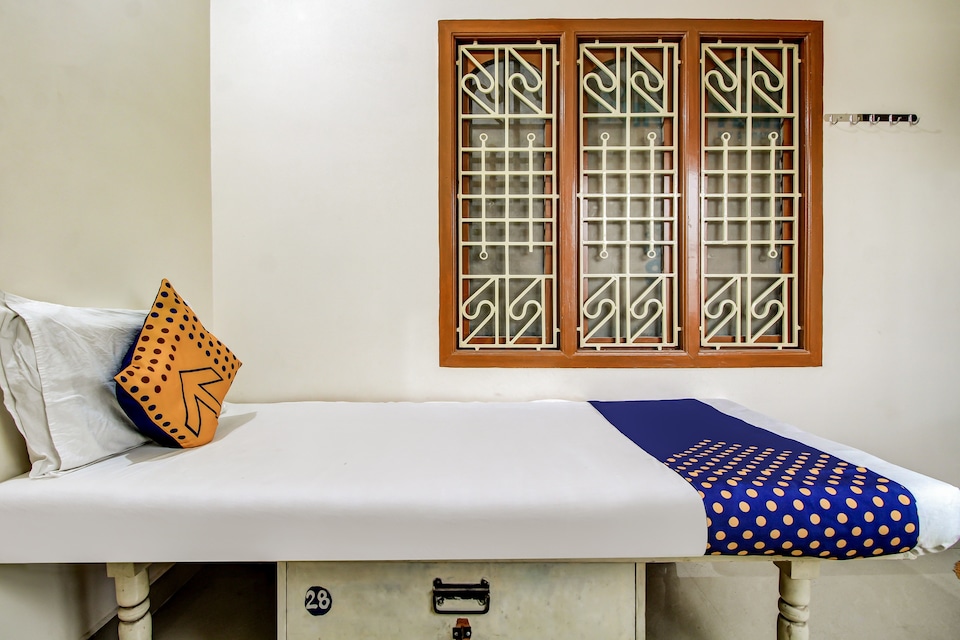 SPOT ON Hotel Lakshmi Saraswathy, Reddipatti Salem, Salem