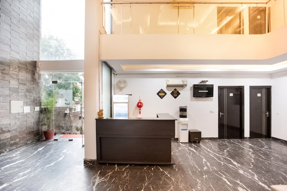 Capital O 75278 The Continental, HUDA CENTRE 1, गुड़गांव