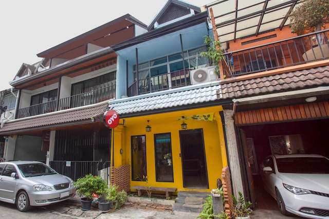 OYO 75303 V Home Guesthouse Sunday Night Market