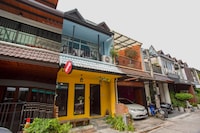 OYO 75303 V Home Guesthouse Sunday Night Market