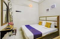 SPOT ON 75361 Sarovar Inn