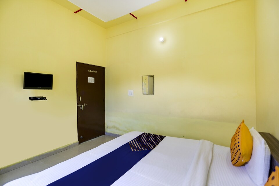 SPOT ON 75373 Hotel Gaur Krishna Seva Dham, Dholi Pyau Mathura, Mathura