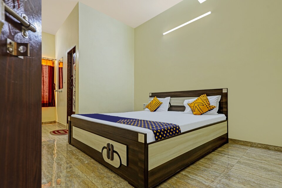SPOT ON 75383 Hotel Mahadev, Valsad, Valsad