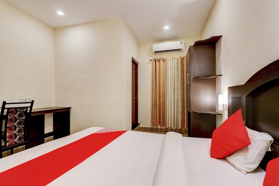 OYO 75392 Zion Plaza, Airport Kochi, Kochi