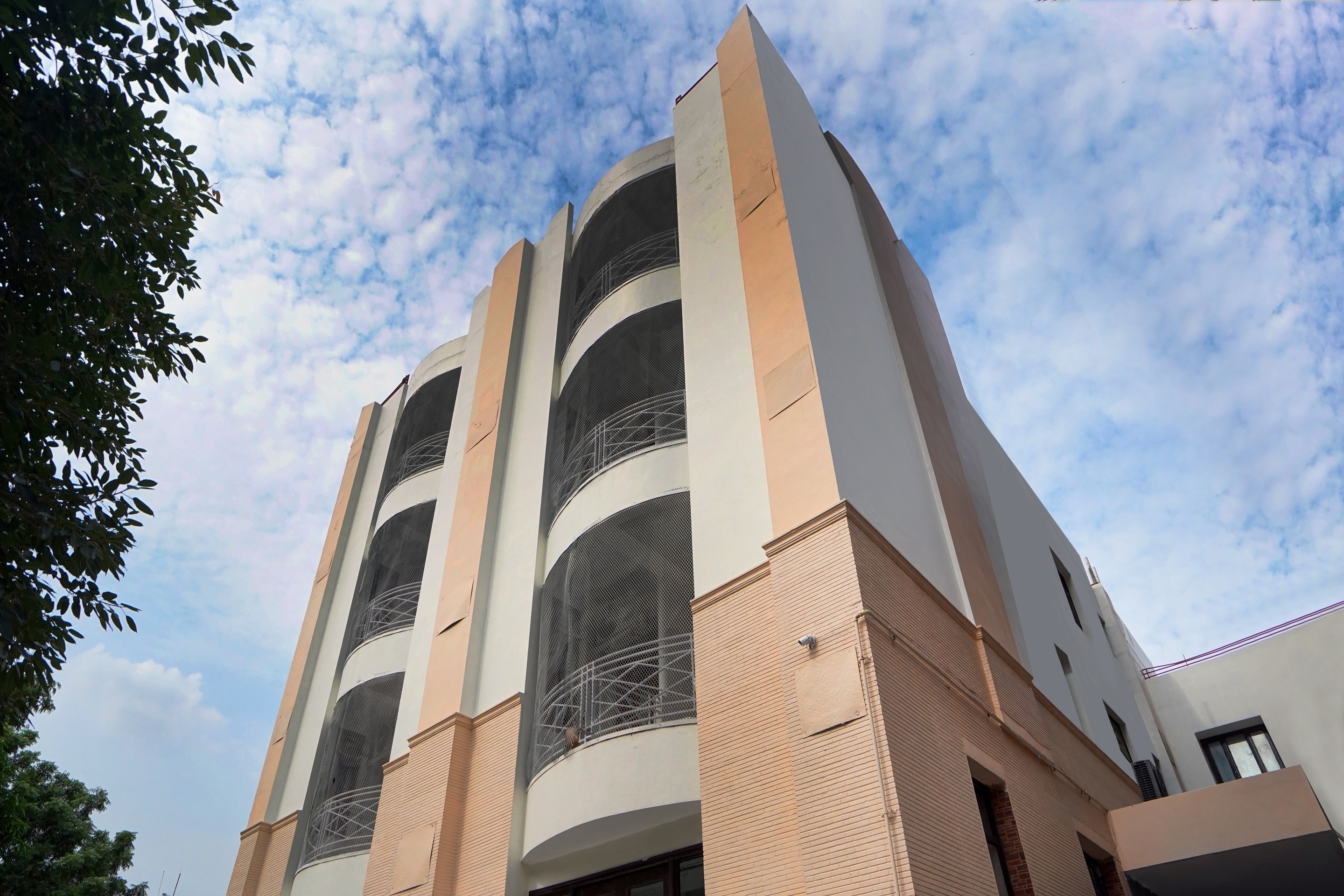 Hotels in Botanical Garden, Noida Starting ₹300 Upto 70 OFF on 381