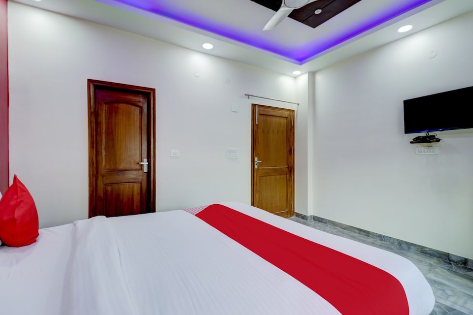 OYO The Swiss Residence Near Pvr Ansal Plaza Greater Noida, Greater Noida, Noida