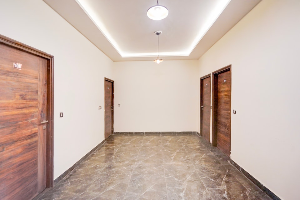 Collection O O 75500 A& V HOSPITALITY, Noida Expressway SEZ, नोएडा