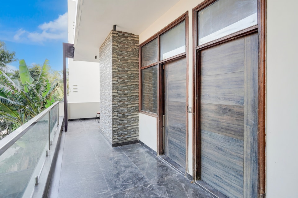 Collection O O 75500 A& V HOSPITALITY, Noida Expressway SEZ, नोएडा