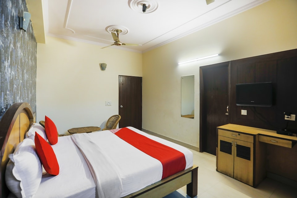 Flagship Glory Inn Near Iskcon Temple Noida, Noida City, Noida