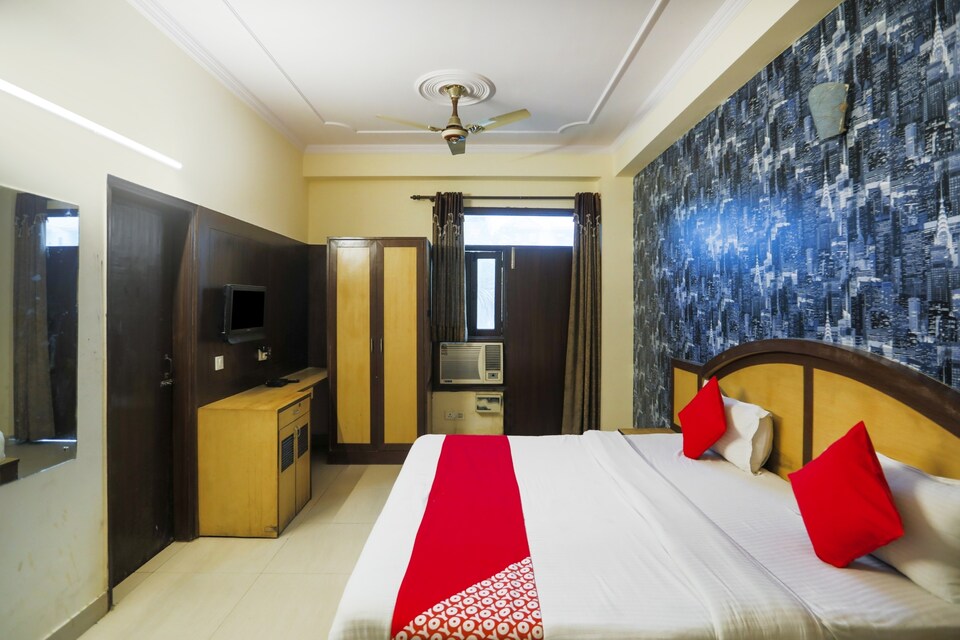 Flagship Glory Inn Near Iskcon Temple Noida, Noida City, Noida