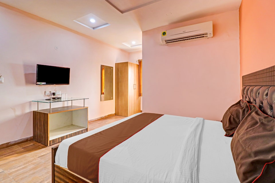 OYO Flagship 75528 Hotel Greno, Greater Noida, Noida