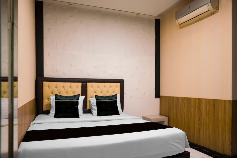 Hotel O near Tugu Simpang Haru formerly Zaara Guest House, Lubuk Begalung, Padang