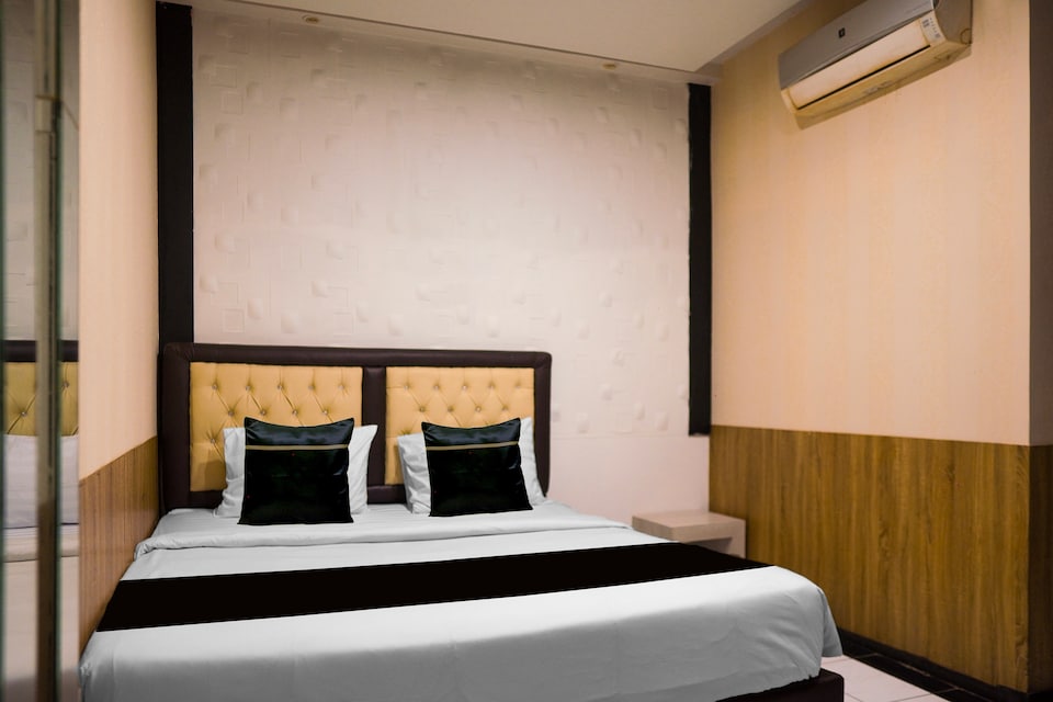 Hotel O near Tugu Simpang Haru formerly Zaara Guest House, Lubuk Begalung, Padang