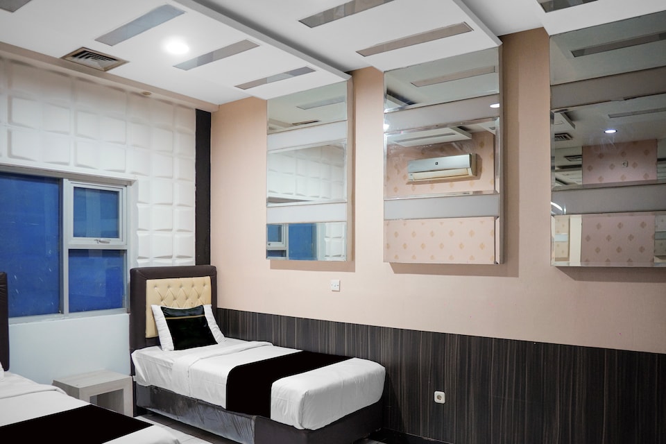 Hotel O near Tugu Simpang Haru formerly Zaara Guest House, Lubuk Begalung, Padang